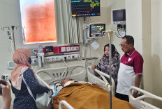 Alami Patah Tulang Leher dan Paha, 2 Petugas Korban Kericuhan Pesta Rakyat Dijenguk  Wawali Cak Ji