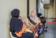Peringati Hari Kartini, Samsat Surabaya Selatan Berbagi Bunga dan Cokelat kepada Pengunjung