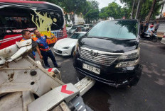 Kecelakaan Beruntun Enam Kendaraan di Jalan Darmo, Vellfire Terguling
