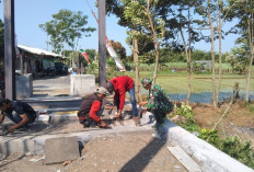 Babinsa Kebonagung Bersama Warga Laksanakan Pemasangan Besi Pylon Jembatan Perintis Garuda