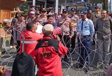 Ratusan Personel Gabungan Disiagakan Amankan Aksi Buruh di DPRD Jatim