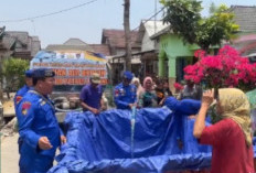 Kemarau Panjang Mencekik, Satpolairud Polres Lamongan Bagikan 70.000 Liter Air untuk Warga