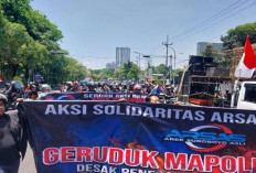 Ratusan Massa ARSAS Demo Mapolda Jatim, Desak Transparansi Kasus Pemalsuan Merek HiQua