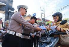 Wakapolres bersama Kasat Lantas Polres Jember Bagikan Jas Hujan saat Operasi Keselamatan Semeru 2026