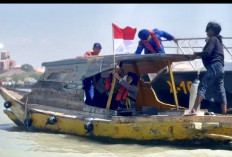 Semarak HUT ke-81 RI, Satpolairud Polres Gresik Pasang Bendera Merah Putih di Perahu Nelayan