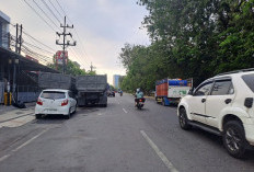 Parkir Liar di Jalan Perak Barat Surabaya Rusak Jalur Pedestrian