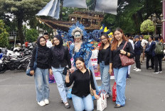 Sulap Sampah Plastik Jadi Gaun Laut Memukau, Mahasiswa Unesa Tampil di Surabaya Fashion Festival 2026