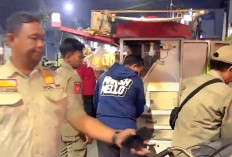 Satpol PP Angkut 2 Gerobak PKL yang Nekat Jualan di Trotoar Mal Poncol Pasuruan