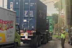 Sore Hari Padat Aktivitas, Unit Lantas Polsek Tandes Siagakan Personel di Karangpoh Surabaya