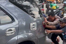 Aksi Sigap Polisi Bubutan Dorong Mobil Mogok di Depan Stasiun Pasar Turi