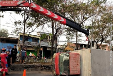 Diduga Sopir Mengantuk, Truk Boks Terguling di Jalan Sukomanunggal Surabaya