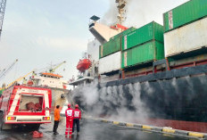Kapal Peti Kemas Terbakar di Terminal Berlian, 15 Unit Damkar Diterjunkan