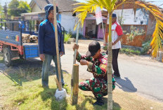 Semarak HUT Kemerdekaan RI, Babinsa Kraton Bantu Warga Percantik Lingkungan 