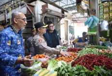 Kapolres Gresik Sidak Pasar, Sapa Pedagang dan Pastikan Stok Aman Jelang Idulfitri 1447 H