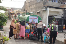 Sambut HUT Ke-80 Bhayangkara, Satlantas Polres Gresik Salurkan Air Bersih untuk Warga Duduksampeyan 