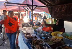 Atasi Keluhan Ganti Harga Plastik, Widarto Bagikan Ribuan Goodie Bag di Pasar Tradisional Jember