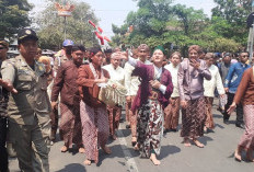 Hari Jadi Ke-832 Trenggalek Bertema Hambeging Bumi, Rombongan Bupati Kompak Jalan Tanpa Alas Kaki 
