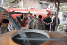 Blitar Dilanda Kekeringan, Polres dan BPBD Salurkan Air Bersih ke Kaligambir