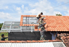 Satgas TMMD Tetap Semangat Pasang Genteng