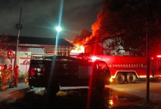 Kebakaran Pabrik Selotip Margomulyo Surabaya Merembet ke Dua Gudang Lain