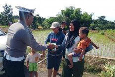 Polisi Magetan Ajak Tertib Berlalu Lintas sambil Bagi Nasi Bungkus