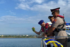 Polresta Banyuwangi Gelar Ziarah Laut dan Tabur Bunga di Selat Bali