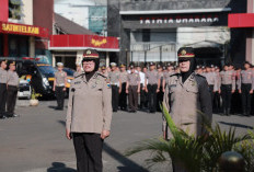 Jelang Pensiun, Dua Anggota Polres Jember Terima Penghargaan Loyalitas Seumur Hidup