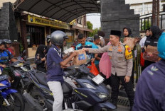 Kapolres dan Srikandi Polres Bojonegoro Bagikan Ratusan Takjil untuk Pengguna Jalan
