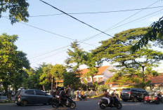 Bantu Kelancaran Arus Lalu Lintas, Bhabinkamtibmas Medokan Ayu Siaga di Simpang Puskesmas Rungkut