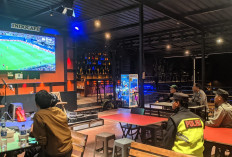 Sambut Hari Bhayangkara ke-80, Polisi Bersama Warga Pacet Nobar Piala Dunia 