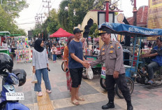 Ngabuburit Aman, Polisi Ngawi Jaga Keramaian Bazar Takjil 