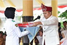 Bupati Pasuruan Rusdi Sutejo Pimpin Upacara Kemerdekaan dengan Pakaian Adat Banjar 