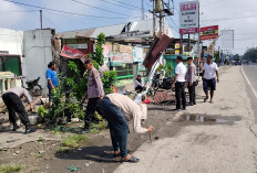Puting Beliung Terjang Rumah Warga Geneng, Polisi Ngawi Turun Tangan Bantu Perbaikan dan Salurkan Sembako 