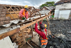 Pendekatan Humanis Normalisasi Sungai Kalianak, Satpol PP Bantu Warga Bongkar dan Angkut Barang ke Luar Kota