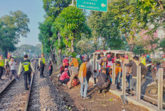 Hendak Menyeberang, Pria Paruh Baya Tewas Tertabrak Kereta Api di Wonocolo 