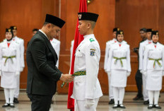 Eri Cahyadi Kukuhkan 98 Paskibraka Surabaya 2026, Siap Bertugas di Balai Kota