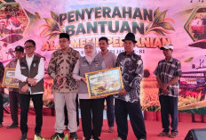 Kado HUT ke-81 Jatim, Khofifah Salurkan 7 Alsintan untuk Petani Mojokerto