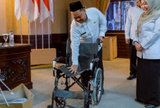 Perkuat Layanan Haji, Pemkab Gresik Salurkan Kursi Roda dan Paket Obat untuk Jemaah Lansia 