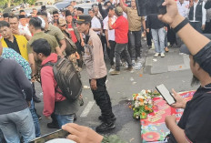 Aksi Mahasiswa di Kejati Jatim Memanas, Karangan Bunga Nyaris Dibakar di Surabaya