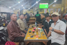 Kapolsek Jambangan Nobar Persebaya Vs Arema FC Bersama Warga Pagesangan
