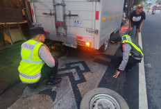 Tim Urai Polresta Malang Kota Gercep Bantu Mobil Pecah Ban 