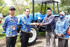 Perkuat Sektor Pertanian, Bupati Bangkalan Pasok Bantuan 12 Unit Traktor Roda 4 kepada Petani