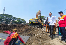 Geram Lihat Sampah di Kali Tebu, Eri Cahyadi Siapkan Sanksi Nyemplung ke Kali