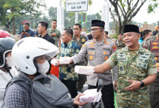 Solid dan Peduli, Forkopimda Sidoarjo Bagikan Ratusan Takjil di Alun-Alun