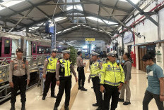 Antisipasi Kedatangan Bobotoh, Polsek Bubutan Gelar Penyekatan Humanis di Stasiun Pasar Turi