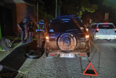 Bantu Pemudik Pecah Ban Tengah Malam, Aksi Cepat Polisi Nganjuk Tuai Pujian