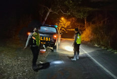 Cegah Kecelakaan, Polsek Ngrambe Sigap Tangani Tumpahan Solar di Jalan Raya Sentono