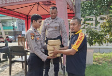 Senkom Mitra Polri Situbondo Bagikan Daging Kurban kepada Warga dan Petugas Jaga