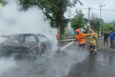 Diduga Overheat, Mobil Listrik Hangus Terbakar di Kebomas Gresik