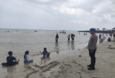 Pantai Dalegan Dipadati Wisatawan, Satpolair Polres Gresik Tingkatkan Pengamanan Nataru